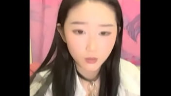 年轻的21岁小美女，全裸好身材，带乳夹和铃铛道具自慰，呻吟不止特写洞口很小玻璃棍抽插白浆很多 国产网约高端外围