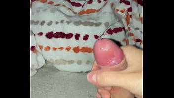 Chico Joven Se Masturba Y Se Corre