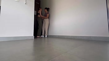 A Mi Novia Le Encanta Tener Orgasmos En El Pasillo Del Hotel!!!