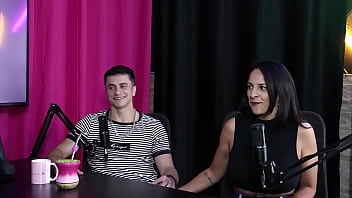 Ele se considera um bi ativo, só não dá o cu, e quando foram na loja... - Digão da Ilha (SHEER/RED)