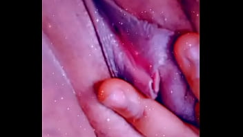 Queen-chubby5 Rubbing Fat Pussylips N Clit