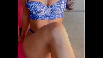 Linda Gata Latina Grossa Ganha Dois Paus Grandes No Natal