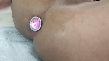 Novinho Arrombando O Cuzinho Com Plug Anal