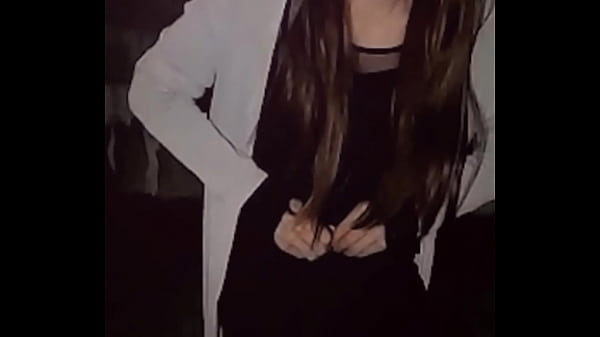 【個撮】露出狂の変態男の娘が木陰でお尻を出す動画