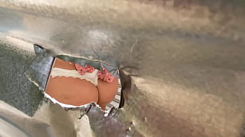 Espiando Por El Agujero En La Pared De La Cabaña En La Playa