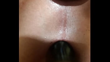 Butt Plug Izlazi Iz Vlažne Guze