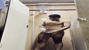 Novinho Dotado Tomando Banho Na Rodoviaria Do Tiete