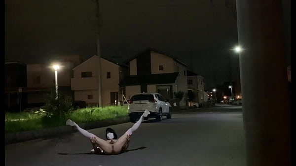 女装子まゆちゃんが深夜の静かな住宅街で大胆にも全裸になって大股開きして露出プレイを楽しむ