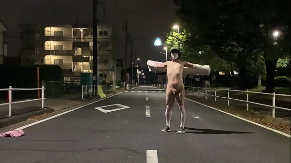 女装子まゆちゃんが深夜の住宅街の車道の真ん中で全裸になって大股開きしているところに車が来てあわてて逃げる