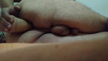 Putinha Treinando O Cuzinho Com Consolo Na Webcam