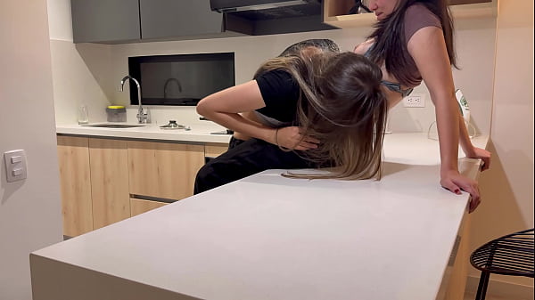 Ibamos A Tomar Café Pero Me Terminé Tomando La Miel De Su Vagina.