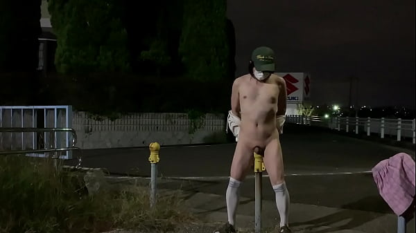 女装子まゆちゃんが深夜の公園で車止めのバーにまたがって腰を振り股間を刺激して全裸露出プレイを楽しむ