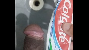 Batendo Punheta E Gozando No Lavatório Do Banheiro