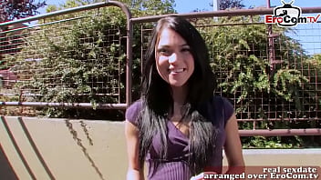 Kleine Sympatische Britische Dünne Teen Abgeschleppt Auf Der Straße