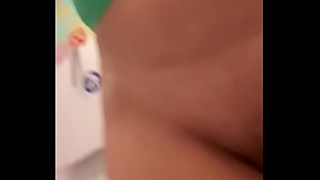 Esposa Safada Se Masturba Em Banheiro Público