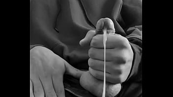 Aburrido Me Empece A Masturbar Y Saque Mucha Leche