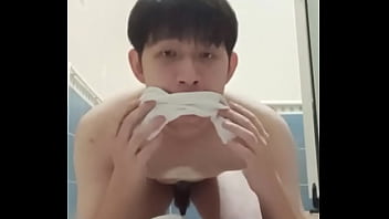 贱狗在学校厕所脱光暴露发骚