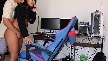 Novia Infiel Habla Con Su Pareja Mientras Folla Con Su Amante