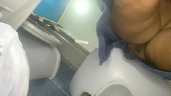 Upskirt De Mi Madrastra En El Baño