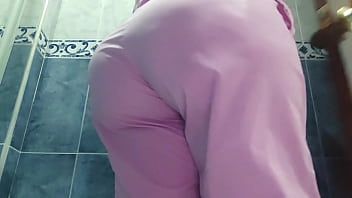 Enfermera Grabada Meando En Baño Del Centro