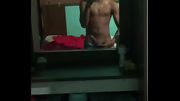 Negro Mostrando A Pika No Espelho