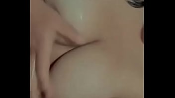 Ari La Putita Se Da Un Rico Baño