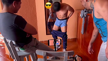 Una Sesión De Fotos Al Twink Heterosexual Del Gym. Se Quedó En Pelotas Y Le Chupamos Su Pito Hermoso