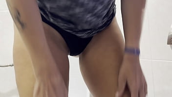 Milf Meando En El Lavabo