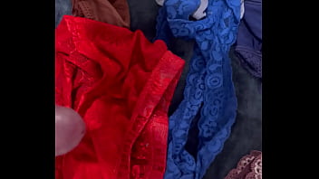 Cajón De Ropa Femenina De Un Hombre