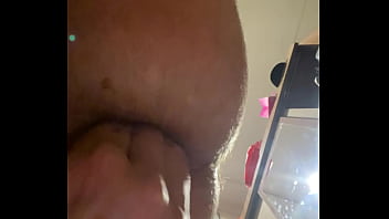 Двойное проникновение , молодой парень трахает себя рукой и двойным дилдо