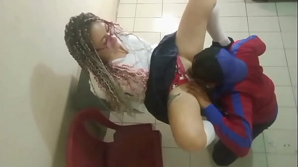 Linda Alumna De Colegio Público Busca Mejorar Su Nota