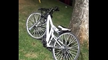 Uma Branca Parada No Canto