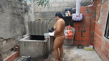 Veo A Mi Vecina Que Tiene Un Gran Culo Mientras Su Marido No Está En Casa. Espero Que No Se Dé Cuenta De Que Estoy Mirando A Su Esposa.