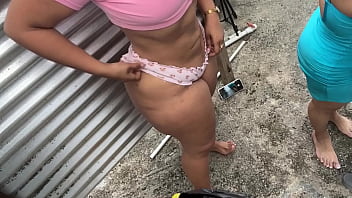 Descubriendo Secretos En El Cambiador De La Playa