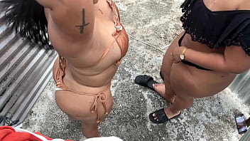 Secretos En El Vestidor Mujeres Cambian De Trajes De Baño Al Aire Libre