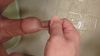 包茎の皮を伸ばして射精する