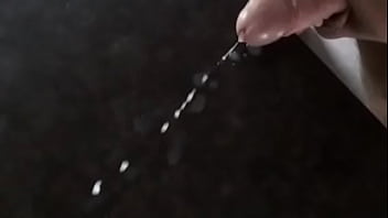 Mega Cumshot Auf Den Küchentisch