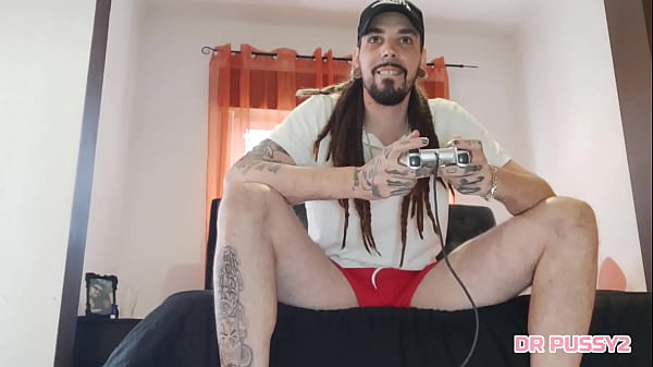 Ebony Namorada Do Video Gamer Interrompeu O Jogo Para Brincar Com O Joystick