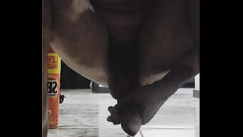 Gozando Com O Tubo De Inseticida Na Cuceta.