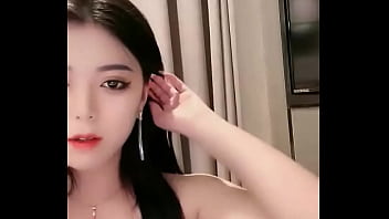 车模下海激情大战，特写吃吊口活棒，第一视角猛怼骚穴，主动骑乘位套弄