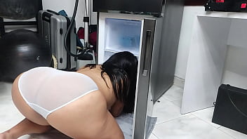 La Criada Bbw Muestra Su Lado Más Sexy Mientras Limpia