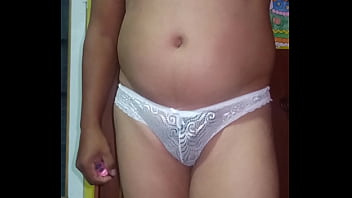 Hombre Modelando Cachetero De Encaje Blanco