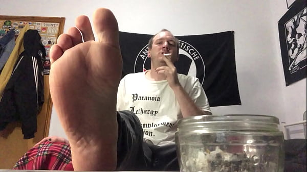 I Smoke, Show Off My Soles _ Ignore You