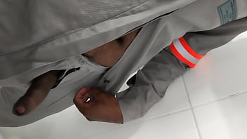 Trabalhador Mostra Rola No Vestiário