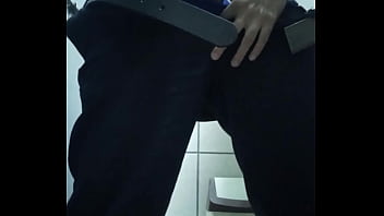 Masturbandome En El Baño Del Trabajo