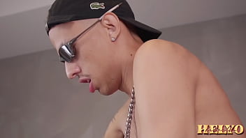 O Gringo Colocou O Favelado Brasileiro Pra Comer Um Cuzinho Na Frente Dele