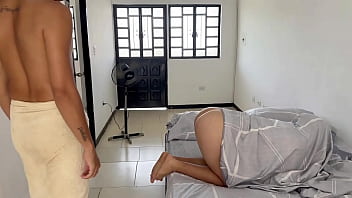 Mi Tia Llega De Visita A Casa Y Se Hace Pasar Por Mi Esposa Para Que Le Folle El Co_o Hasta Llevarla Al Orgasmo