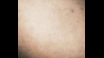 Putita Abriendo Su Colá Con Pepino