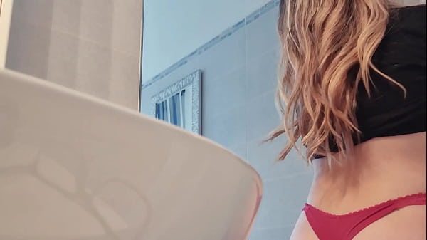 Gostosa Com As Tetas De Fora