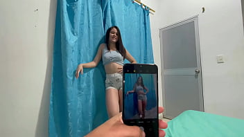 Le Tomo Fotos A Mi Pequeña Hermanastra Desnuda, Se Pone Cachonda Y Terminamos Follando Muy Duro. H.l.